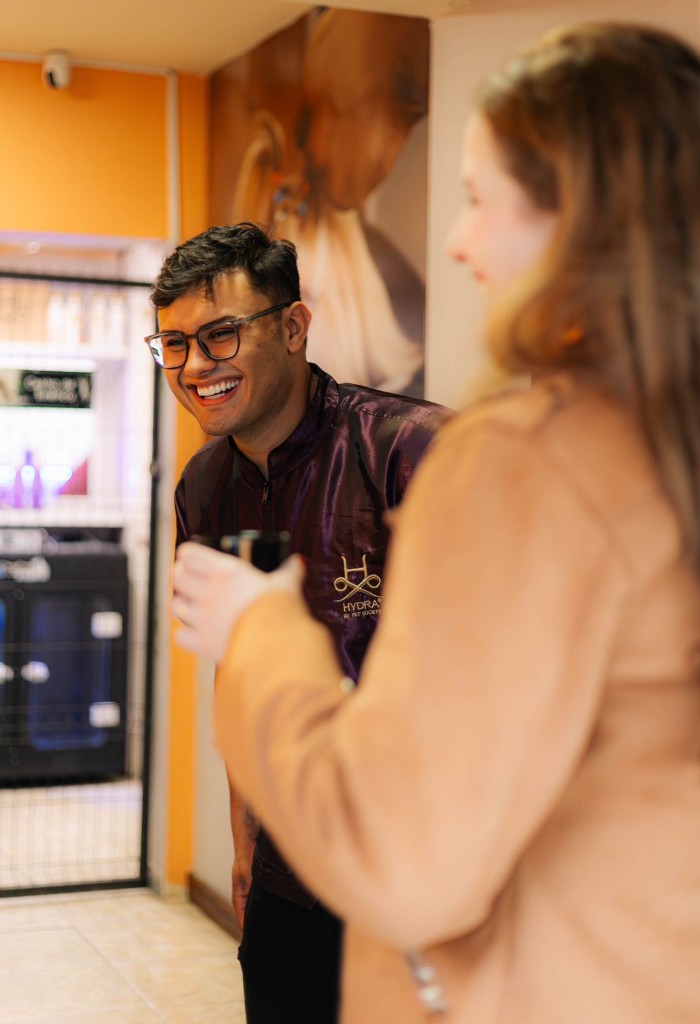 Victor Hugo Monteiro sorrindo em atendimento humanizado na Miaudog, Bairro Alto, Curitiba